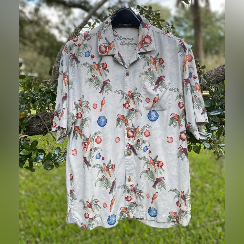 Tommy Bahama Season's Greetings MEDIUM button front Hawaiian shirt M